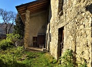 66 Il sent 505 passa accanto alla cascina per poi scendere nel bosco